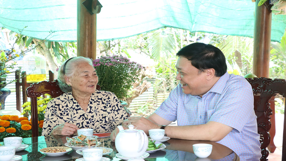 Chủ tịch UBND tỉnh thăm, chúc Tết gia đình nguyên lãnh đạo tỉnh