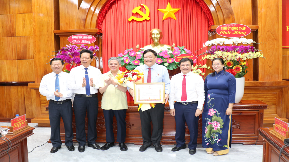 Đảng ủy UBND tỉnh có 07 đảng viên được nhận Huy hiệu 30 năm tuổi Đảng