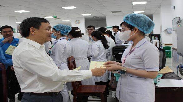 Đồng chí Phan Văn Thắng thăm, tặng quà người lao động làm việc trong đêm giao thừa