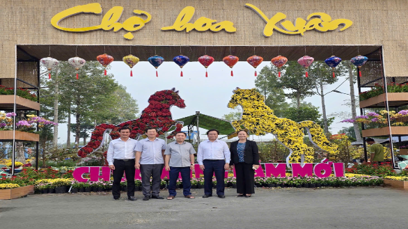 Lãnh đạo tỉnh thăm, động viên tiểu thương Chợ hoa xuân Mỹ Trà