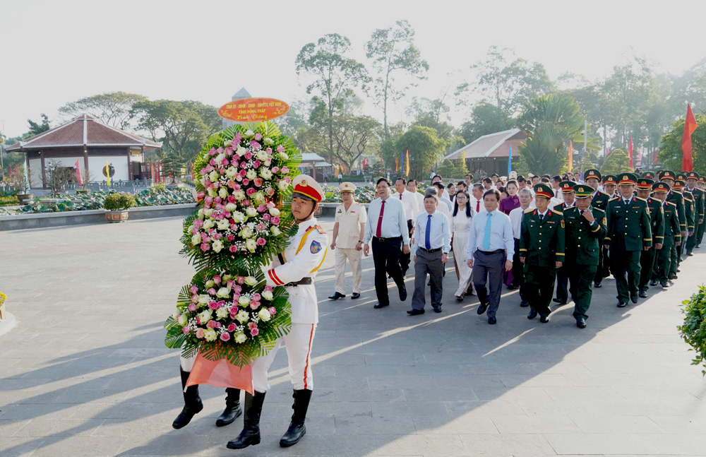Lãnh đạo tỉnh viếng Nghĩa trang liệt sĩ và mộ cụ Phó bảng Nguyễn Sinh Sắc