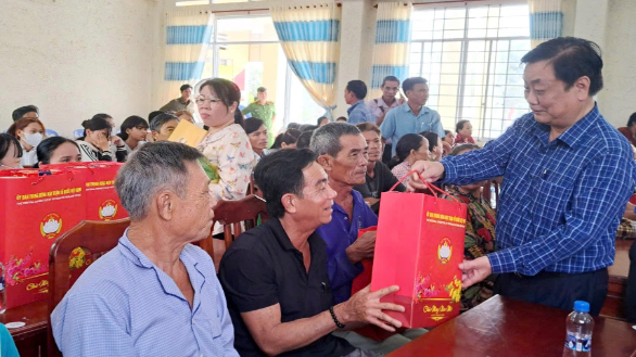 Phó Chủ tịch Quốc hội Lê Minh Hoan thăm, tặng quà tết tại Đồng Tháp