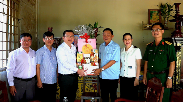 Trưởng Ban Nội chính Tỉnh ủy thăm, tặng quà gia đình cách mạng