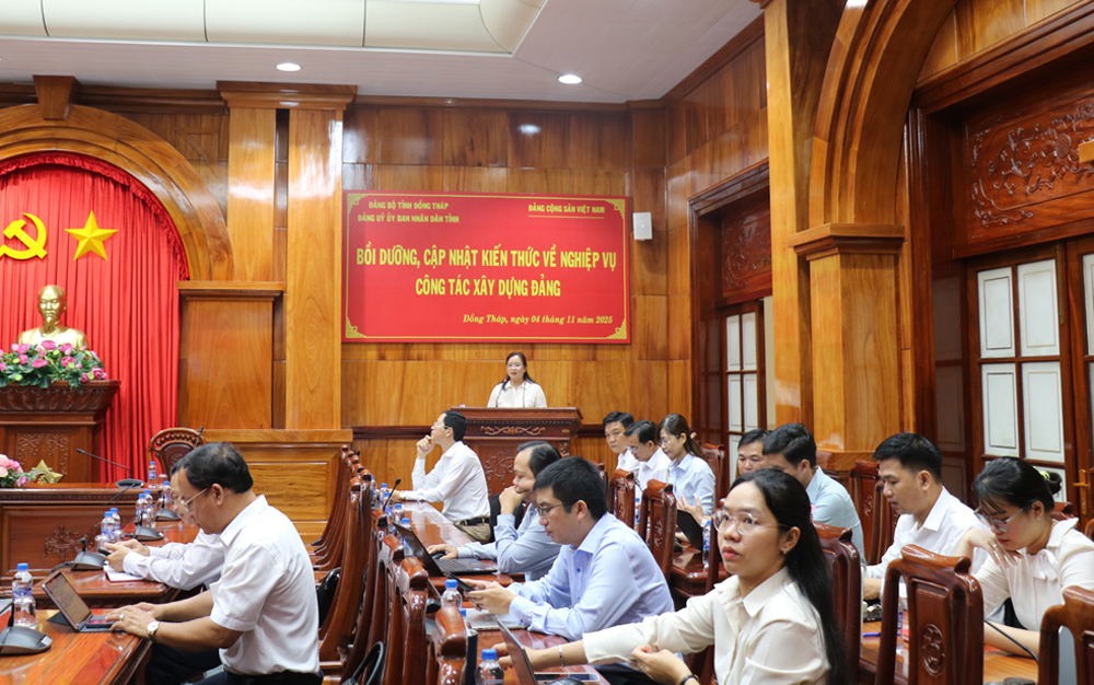 Bồi dưỡng, cập nhật kiến thức về nghiệp vụ công tác xây dựng Đảng