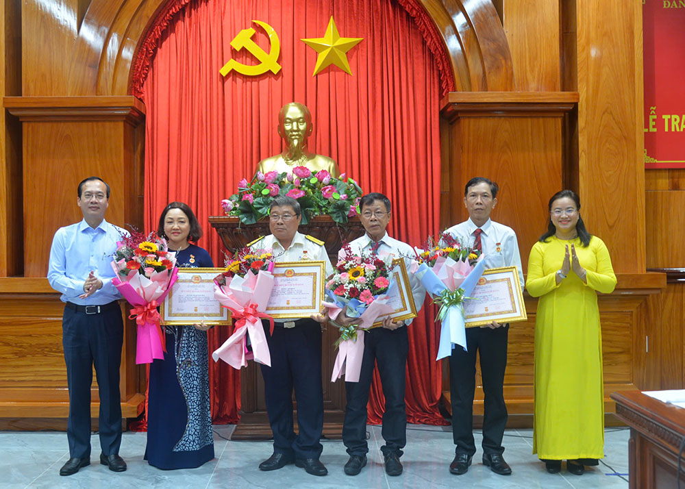 Đảng ủy UBND tỉnh trao Huy hiệu 30, 40 năm tuổi Đảng đợt 07/11/2025