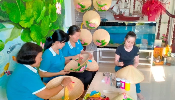 Gặp gỡ những người thổi “hồn” vào Sen