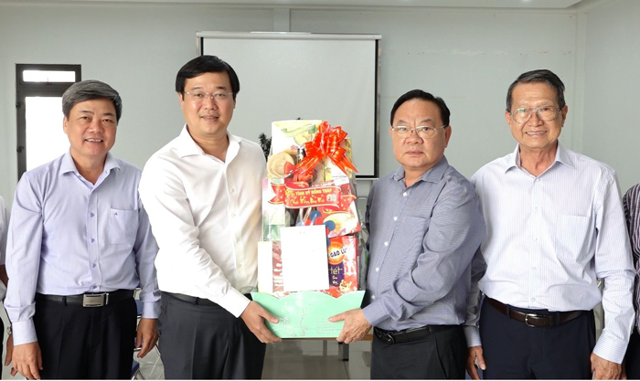 Bí thư Tỉnh ủy Lê Quốc Phong thăm, chúc Tết Hội quán, doanh nghiệp