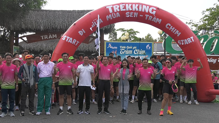 Trekking đi giữa Mùa Sen - Tràm Chim