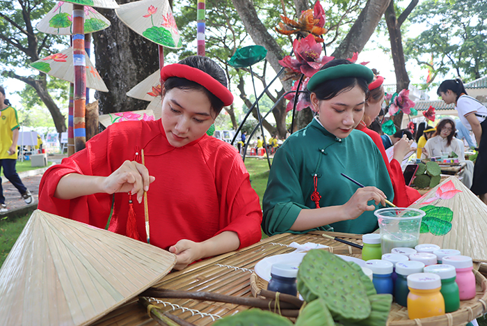 Sôi nổi các hoạt động trải nghiệm tại Lễ hội Sen lần thứ II