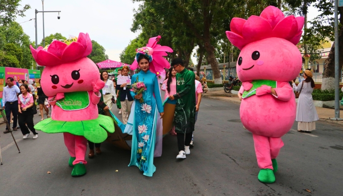 Lễ hội Carnival Sen thu hút nhiều du khách