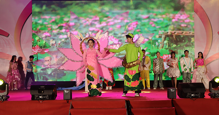 Đội “Liên hoa” (Huyện đoàn Lấp Vò) đạt giải Nhất Hội thi thời trang Sen