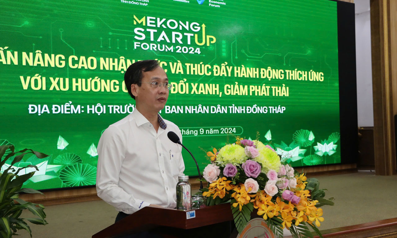 Phó Chủ tịch UBND Tỉnh Trần Trí Quang phát biểu tại buổi tập huấn nâng cao nhận thức và thúc đẩy hành động thích ứng với xu hướng chuyển đổi xanh, giảm phát thải