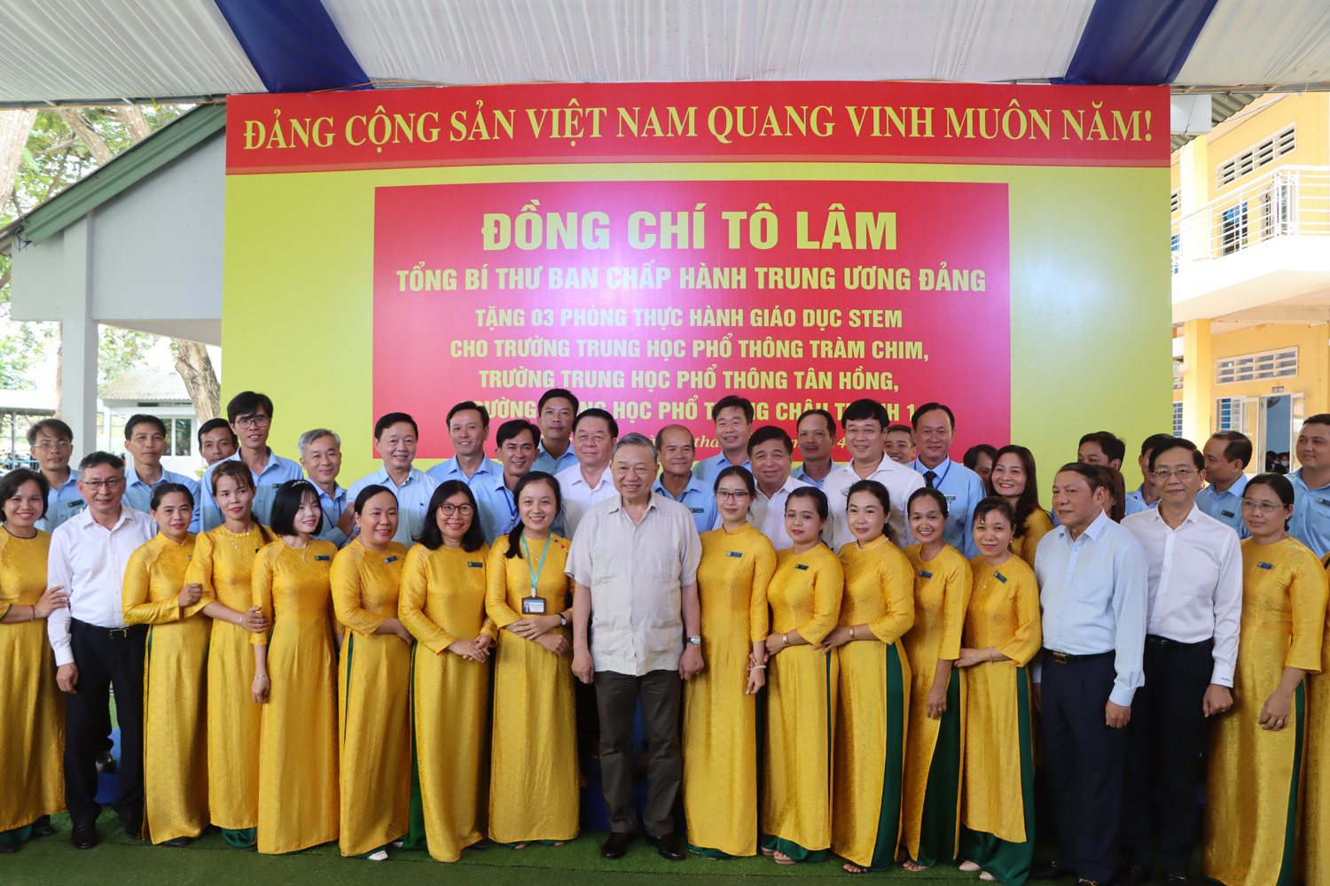 Tổng Bí thư Tô Lâm chụp ảnh lưu niệm cùng các thầy, cô giáo Trường Trung học phổ thông Tràm Chim