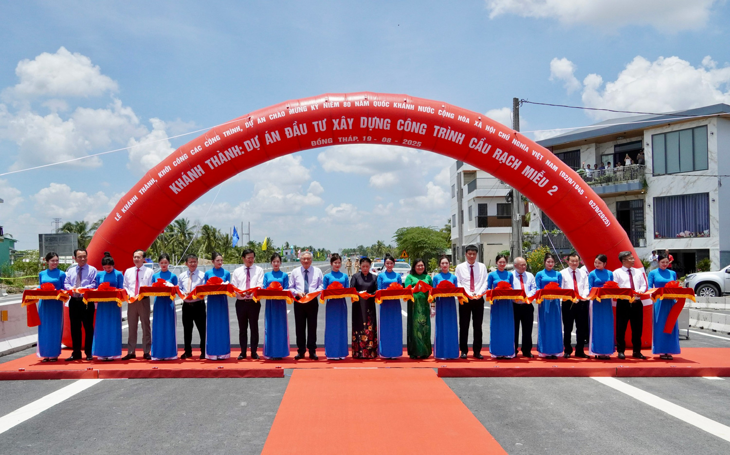 Đại biểu cắt băng khánh thành cầu Rạch Miễu 2