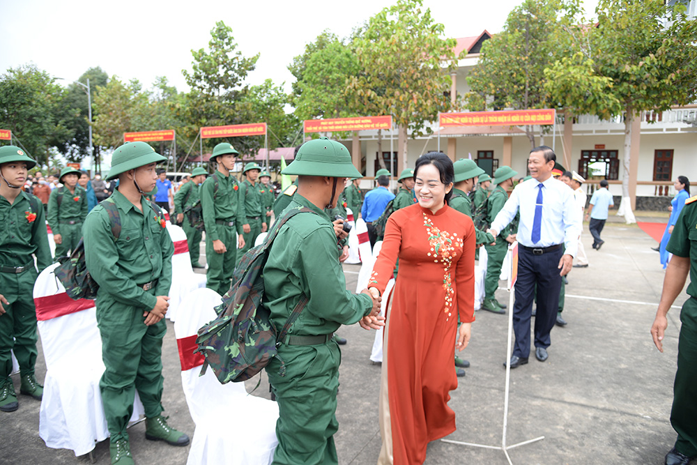 Phó Bí thư Thường trực Tỉnh ủy Nguyễn Hải Trâm động viên tinh thần tân binh lên đường nhập ngũ